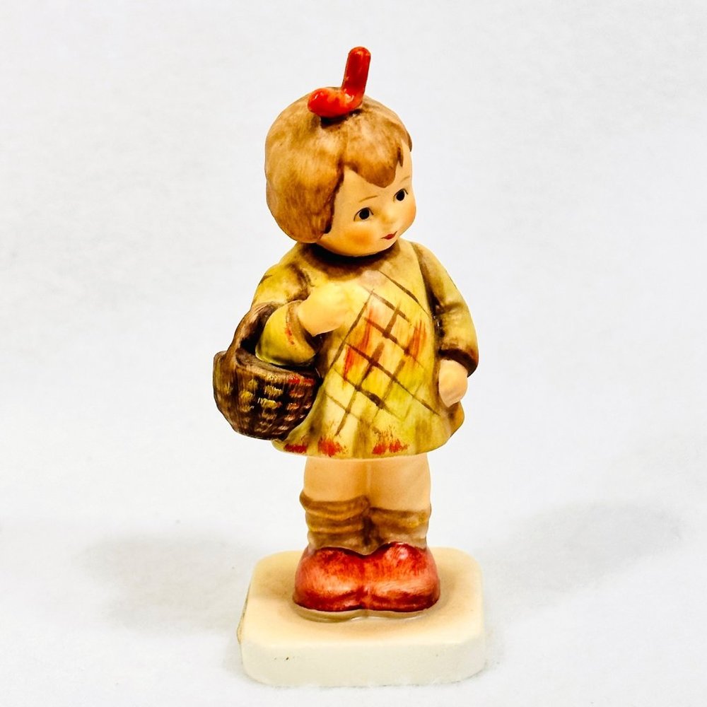 Goebel Hummel 479 "I Brought You A Gift" Final Issue TMK-6